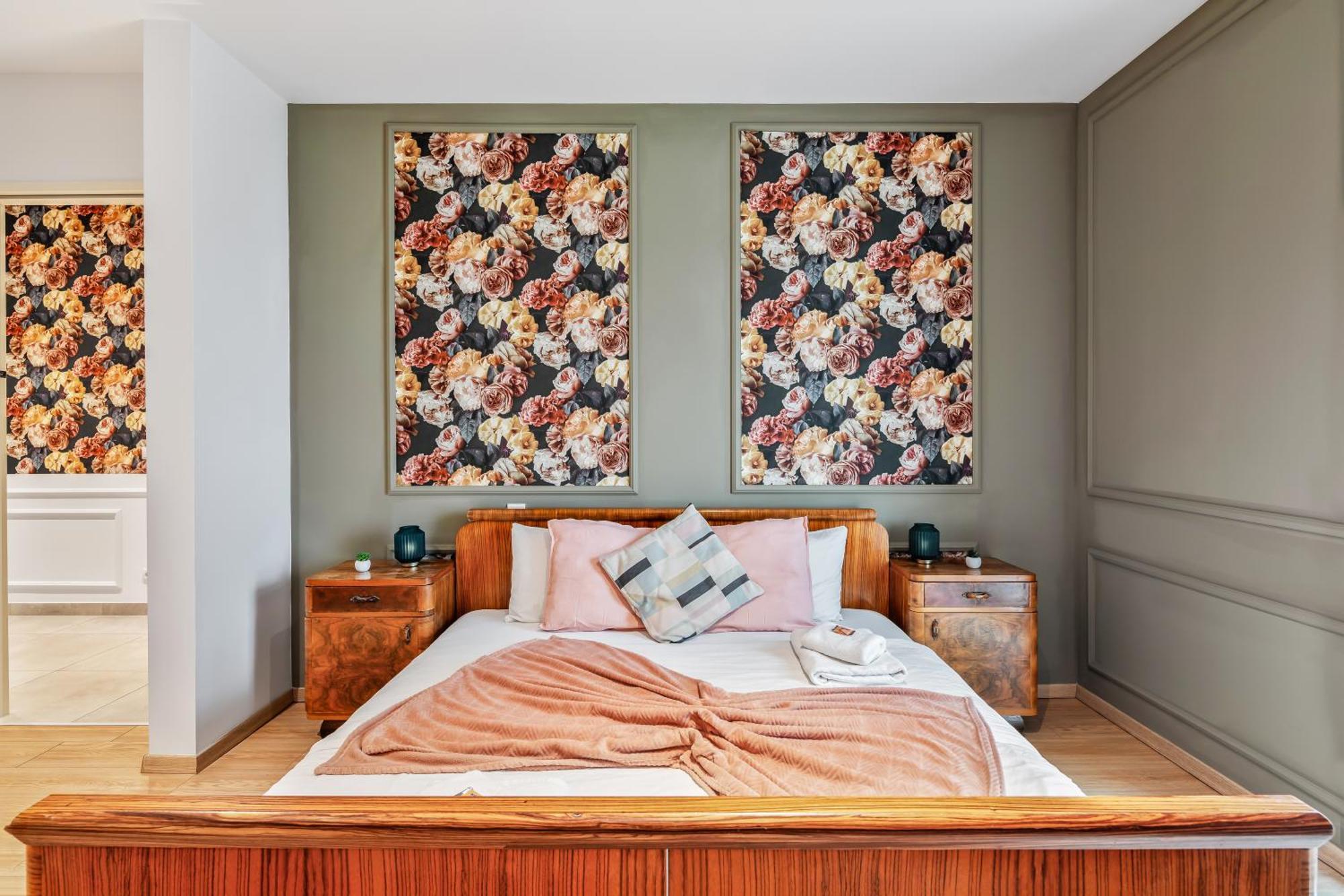 Vibestudio Vintage Flower - Central - New - Ac