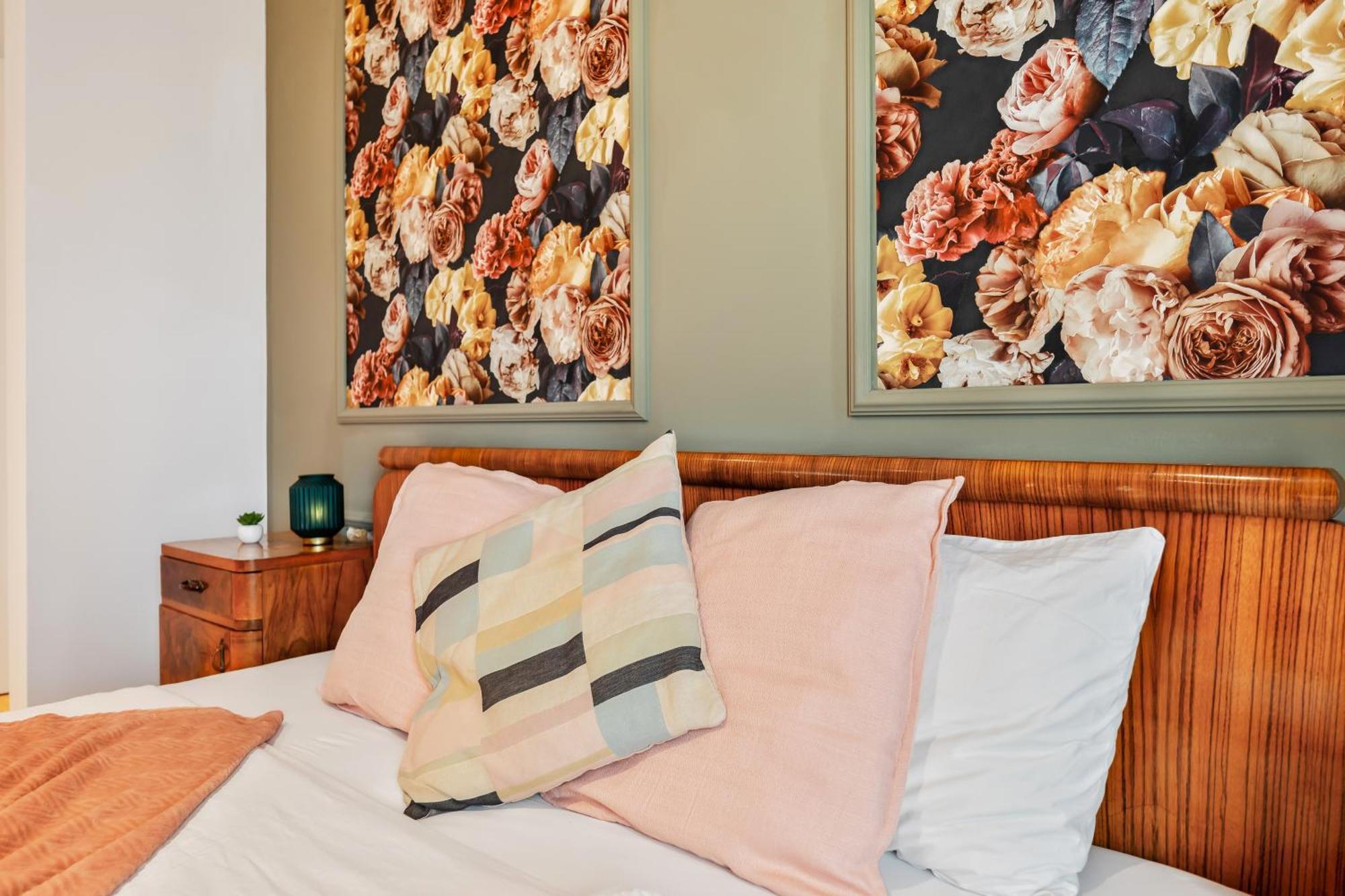 Vibestudio Vintage Flower - Central - New - Ac Apartment